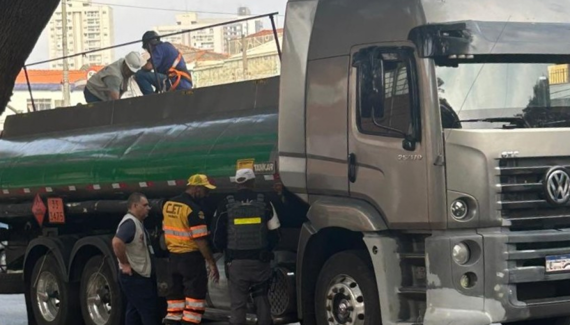 Na capital, Ipem-SP fiscaliza veículos que transportam produtos perigosos e cronotacógrafos na avenida Salim Farah Maluf durante operação “Cavalo de Aço”